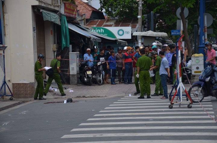 Hai người dùng hung khí 'xử' nhau, náo loạn đường phố Sài Gòn