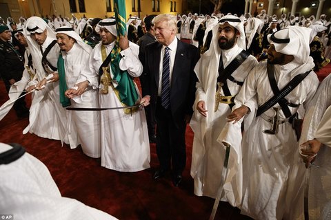 Ông Trump lóng ngóng múa gươm tại Ảrập