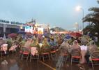 Toàn bộ khách mời trùm áo mưa ăn tiệc cưới ở Hưng Yên