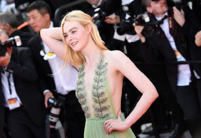 Chiếc váy gây xôn xao trên thảm đỏ Cannes