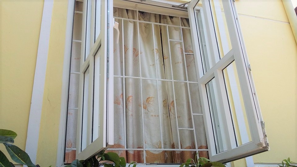 Khiển trách 2 cô giáo để trẻ mầm non rơi từ tầng 2 xuống đất