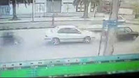 Kết cục bất ngờ khi xe máy đâm đuôi ôtô