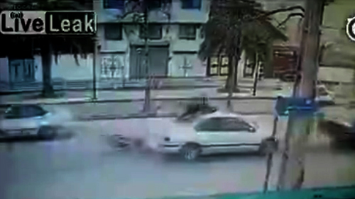 Lái xe máy lộn 360 độ ngồi trên nóc ô tô sau cú đâm cực mạnh