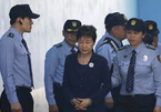 Cựu Tổng thống Park Geun Hye bị còng tay ra hầu tòa