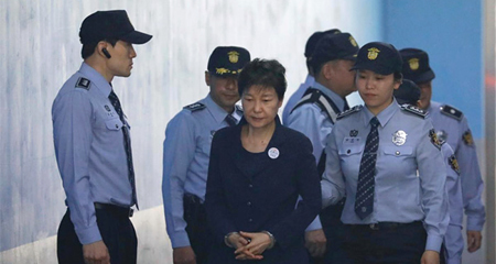 Cựu Tổng thống Park Geun Hye bị còng tay ra hầu tòa