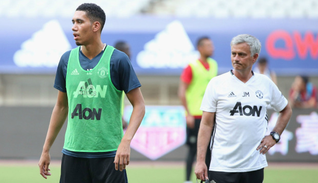 Mourinho tống khứ Smalling, Arsenal săn 