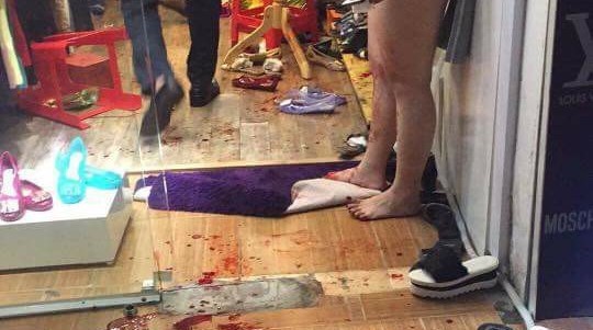 Lao vào cửa hàng ở phố cổ đâm 2 người trọng thương