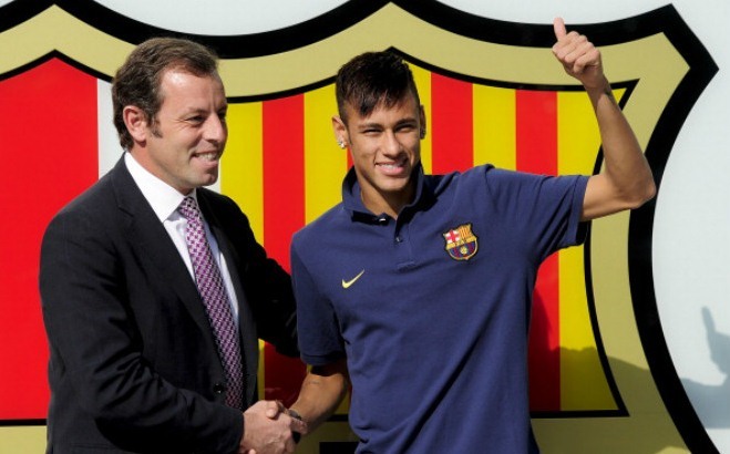 Cựu Chủ tịch Barca và vợ bị bắt khẩn, Giggs sắp thay David Moyes