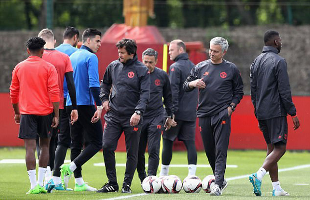 Mourinho họp kín, xốc tinh thần Quỷ đỏ trước giờ 