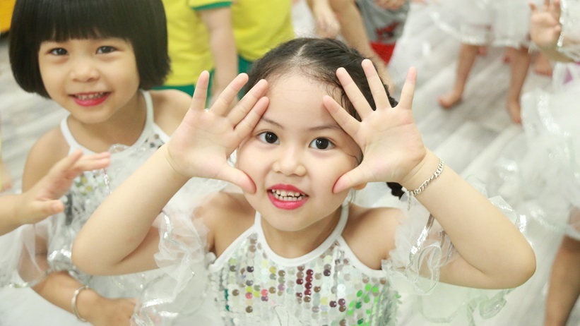 Vũ điệu sôi động đáng yêu của các bé mầm non