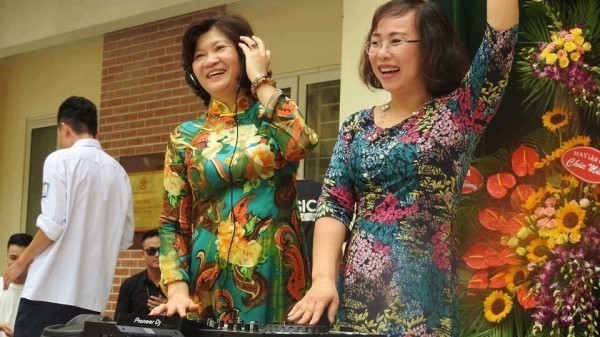 Cô hiệu trưởng lên sân khấu làm DJ trong lễ bế giảng