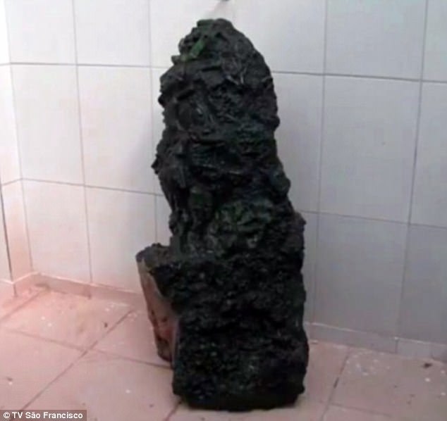 Đào được viên đá đen xấu xí trị giá 6.900 tỷ