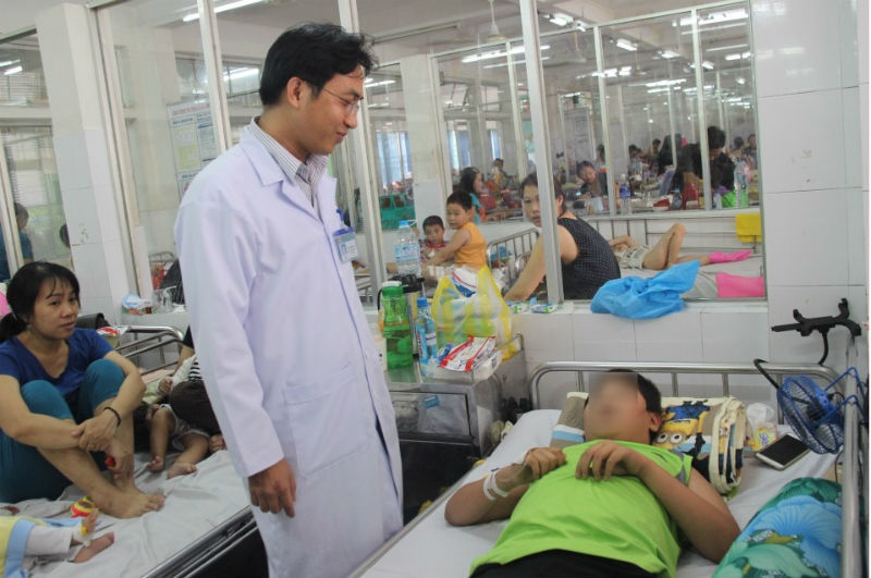 Chỉ 1 cú ngã, bé 11 tuổi bị dập tủy