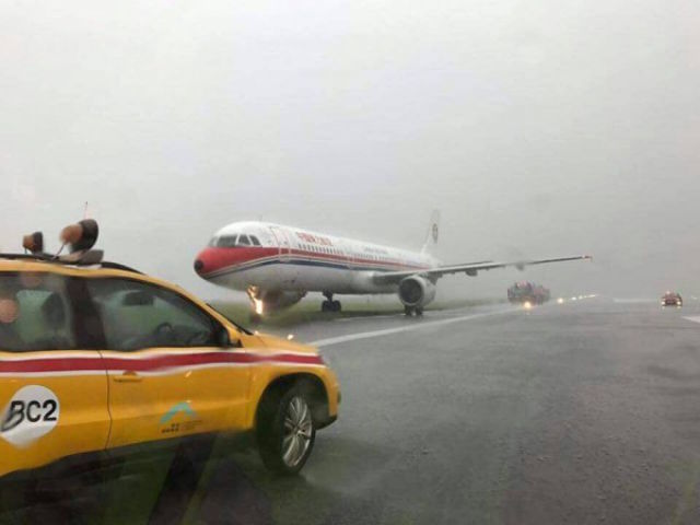 Máy bay TQ trượt khỏi đường băng vì mưa như trút