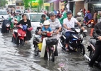 Mưa cả buổi chiều, Sài Gòn lại ngập và kẹt xe kéo dài