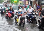 Mưa cả buổi chiều, Sài Gòn lại ngập và kẹt xe kéo dài