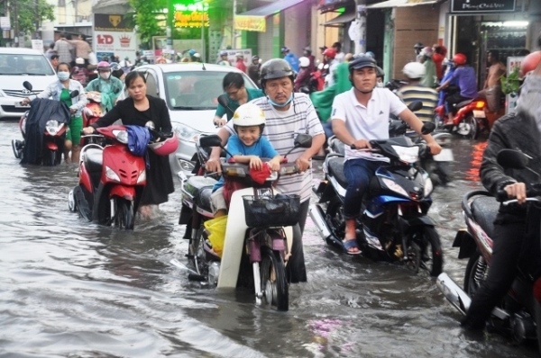 Mưa cả buổi chiều, Sài Gòn lại ngập và kẹt xe kéo dài