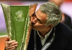 Mourinho hôn lấy hôn để chiếc Cup vô địch