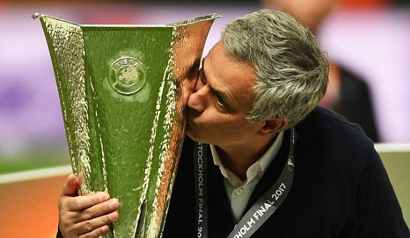 Mourinho hôn lấy hôn để chiếc Cup vô địch