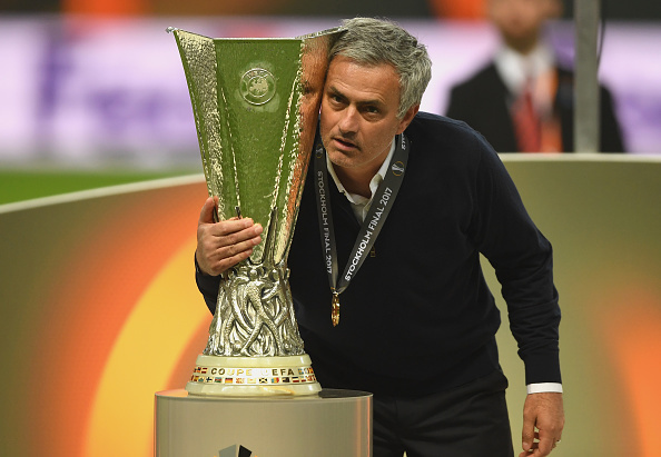 Mourinho đi vào lịch sử, Chelsea hủy diễu hành chức vô địch