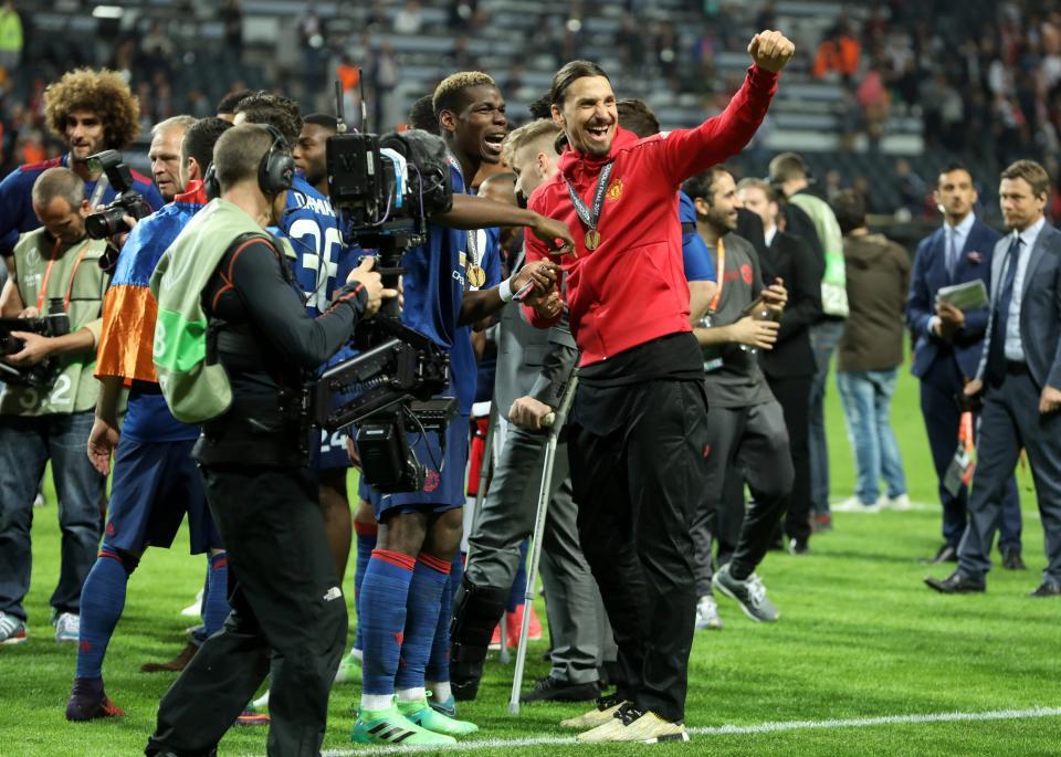 Ibrahimovic quăng nạng, ăn mừng phấn khích cùng MU