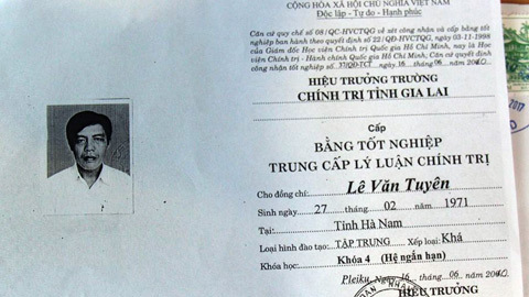 Cách chức phó bí thư xã xài bằng giả
