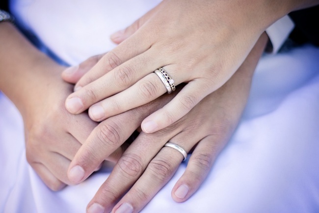 Mẹo chụp ảnh đeo nhẫn cưới khoe trọn vẻ đẹp dành cho các cặp đôi