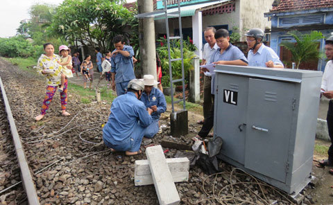 Xe 16 chỗ nằm ngang đường ray, tàu hỏa đâm nát