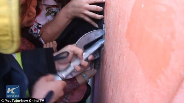 Giải cứu bé mầm non bị kẹt đầu trong khe tường ở trường học