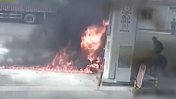 Bật lửa đốt xe cháy đùng đùng tại cây xăng