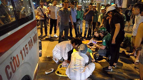 Giữa phố Hà Nội, xe cứu thương đâm cô gái rồi bỏ chạy