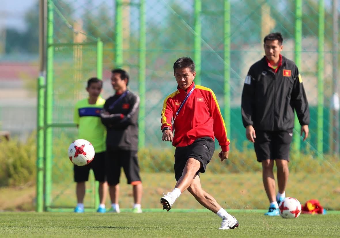 HLV Hoàng Anh Tuấn gân guốc, dạy trò bắn hạ U20 Honduras