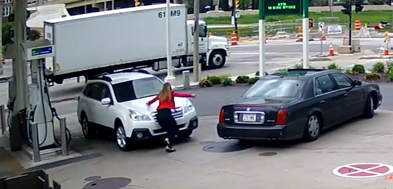 Hành động bất ngờ của người phụ nữ bị cướp ô tô