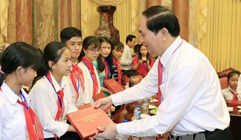 Chủ tịch nước gặp mặt trẻ em có hoàn cảnh đặc biệt tiêu biểu toàn quốc