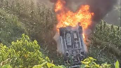 Xe Innova lao xuống vực bốc cháy gần Sa Pa