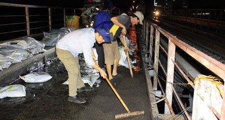 Trắng đêm thảm mặt cầu Long Biên 115 tuổi