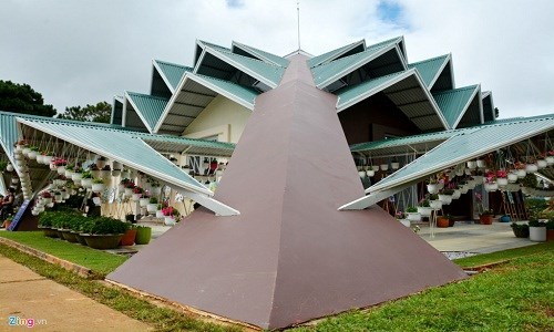 Ngôi nhà 132 mái độc đáo giữa Đà Lạt