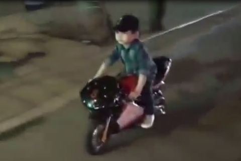 Bé trai lái môtô mini lượn phố gây xôn xao Hà Nội