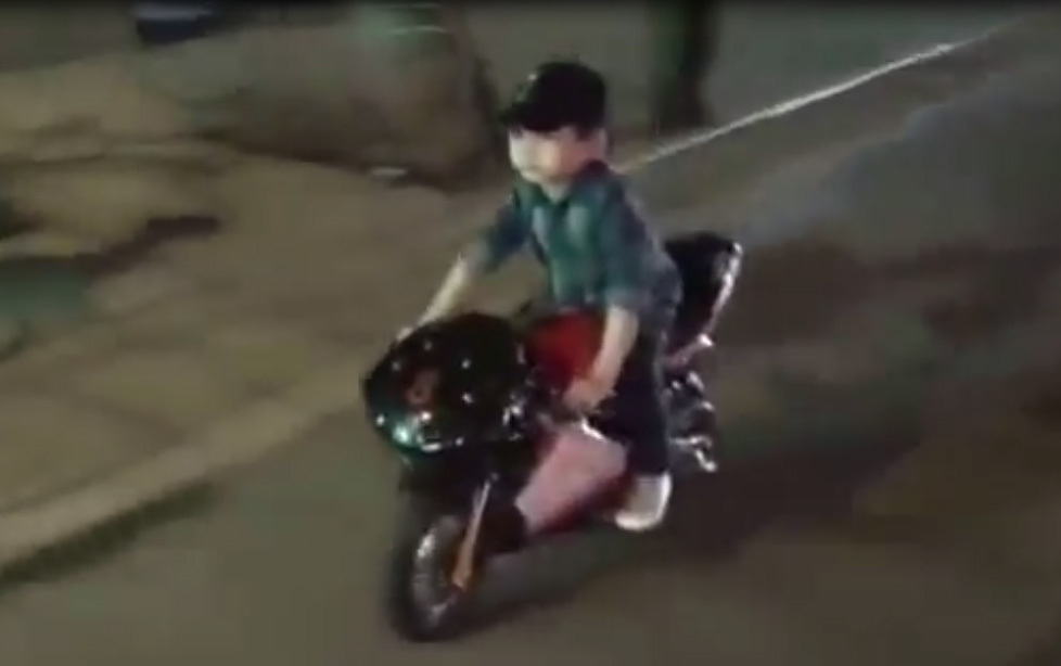 Bé trai lái môtô mini lượn phố gây xôn xao Hà Nội