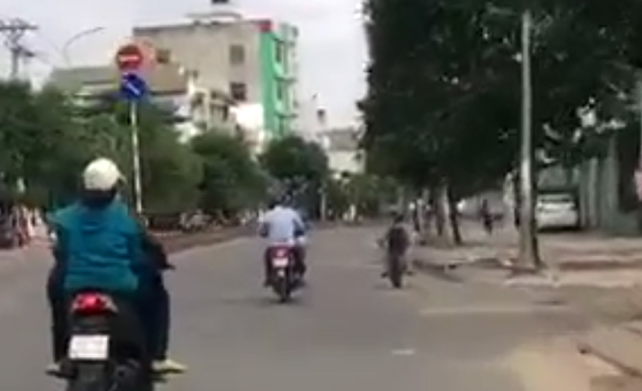 Cậu bé 5 tuổi chạy 'siêu xe' mini phóng như bay trên phố