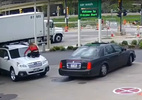 Phản ứng cực nhanh của một phụ nữ để chặn cướp xe