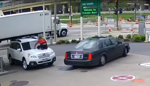 Phản ứng cực nhanh của một phụ nữ để chặn cướp xe