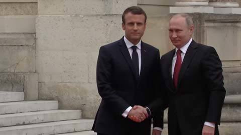 TT Pháp chào mừng TT Nga tới cung điện Versailles