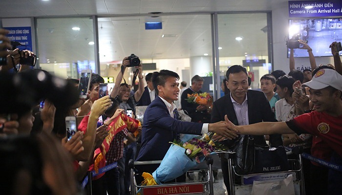 Tuyển thủ U20 Việt Nam đội mũ cối ngày về nước