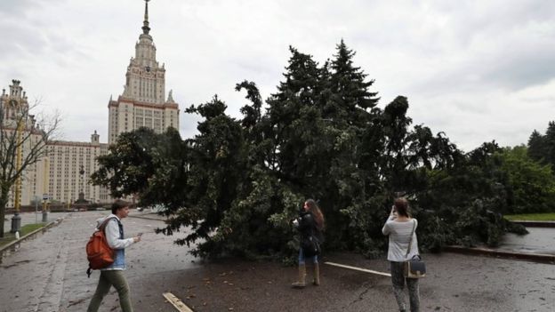 Giông bão tấn công Moscow, thương vong lớn