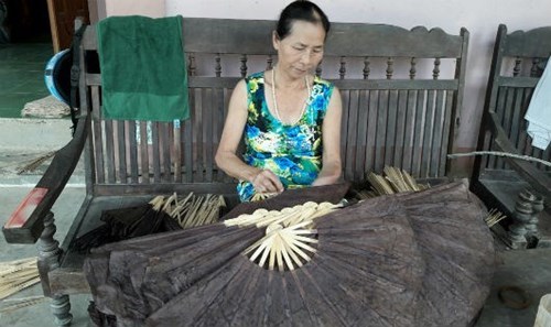 Làng quạt giấy 'sống khỏe' thời quạt điện, máy lạnh