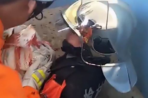 Giải cứu bé sơ sinh bị mẹ bỏ rơi dưới bể phốt