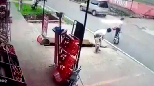 Con gái bị ô tô húc bay xuống mương, bố mẹ vẫn đứng ngơ ngác