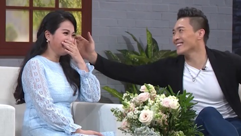MC Hồng Phượng bật khóc kể chuyện sinh con một mình