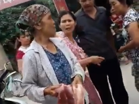 Tiểu thương cướp thịt lợn của người tự giết vào chợ bán